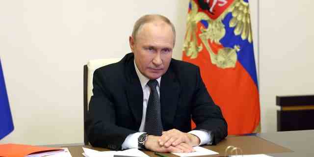 Der russische Präsident Wladimir Putin leitet am 19. Oktober 2022 eine Sitzung des Sicherheitsrates über eine Videoverbindung in der Staatsresidenz Nowo-Ogarjowo außerhalb von Moskau. 