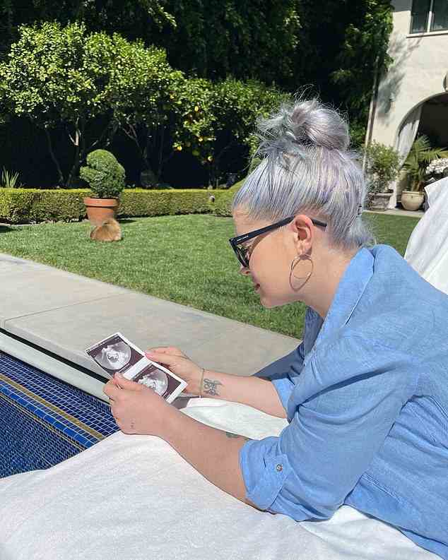 Erstes Kind: Der Reality-Star enthüllte die Neuigkeiten mit zwei Bildern auf ihrer Instagram-Seite, die ihre entspannende Poolseite zeigen, während sie sich ihre Ultraschallbilder ansieht