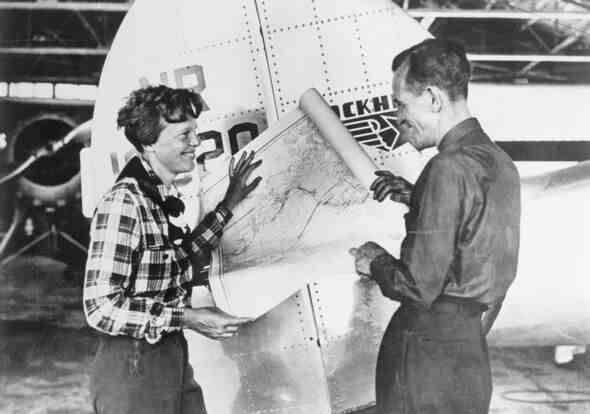 Amelia Earhart und ihr Navigator Fred Noonan