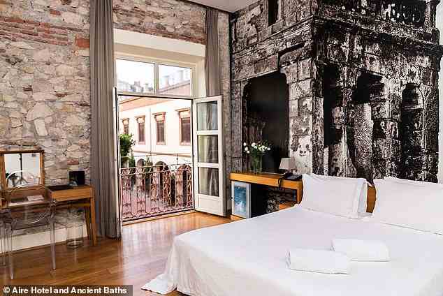 Das Aire Hotel and Ancient Baths verfügt über 22 stilvolle Zimmer mit Holzböden, frischer, weißer Bettwäsche und Schwarz-Weiß-Drucken