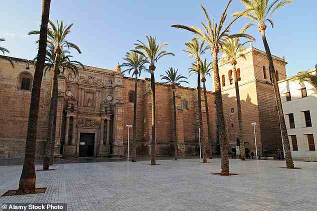 Die Kathedrale von Almeria hat Türme, Zinnen und Türmchen, die als Verteidigung gegen Berberpiraten gebaut wurden