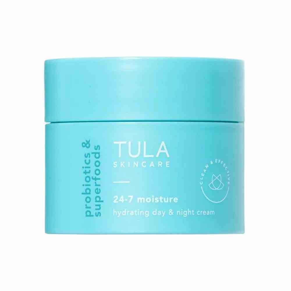 TULA Skincare 24-7 Moisture Hydrating Day & Night Cream blauer Tiegel auf weißem Hintergrund