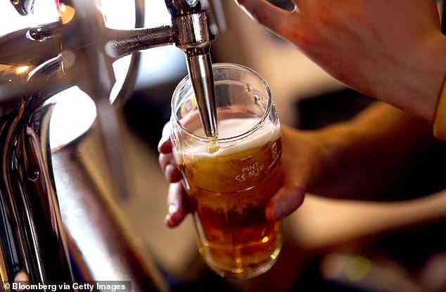 Alkohol könnte nach neuen Vorschlägen von Experten und Politikern teurer werden und mit mehr Warnhinweisen versehen sein