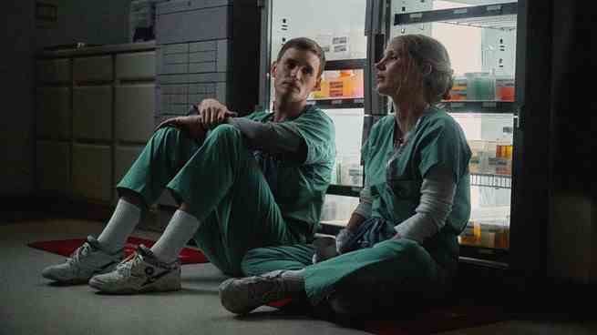 Eddie Redmayne und Jessica Chastain sitzen auf dem Boden eines Krankenhauses in New York "Die gute Krankenschwester"