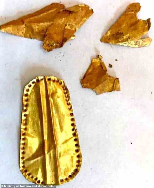 Ägyptische Archäologen haben alte Gräber entdeckt, die Mumien mit goldenen Zungen im Mund enthielten.  Außerdem wurden Goldsplitter gefunden, die in Form von Kakerlaken und Lotusblumen gestaltet waren