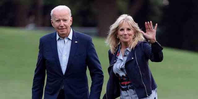 Präsident Joe Biden und First Lady Jill Biden gehen am Sonntag auf dem South Lawn des Weißen Hauses, nachdem sie Marine One verlassen haben.