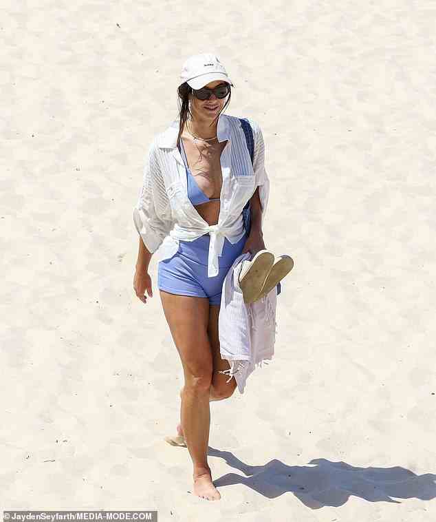 Der frühere Bachelor-Star Brittany Hockley genoss am Freitag die Sonne in einem wunderschönen blauen Bikini, als sie am Freitag einen Tag mit Freunden an einem Strand in Sydney verbrachte
