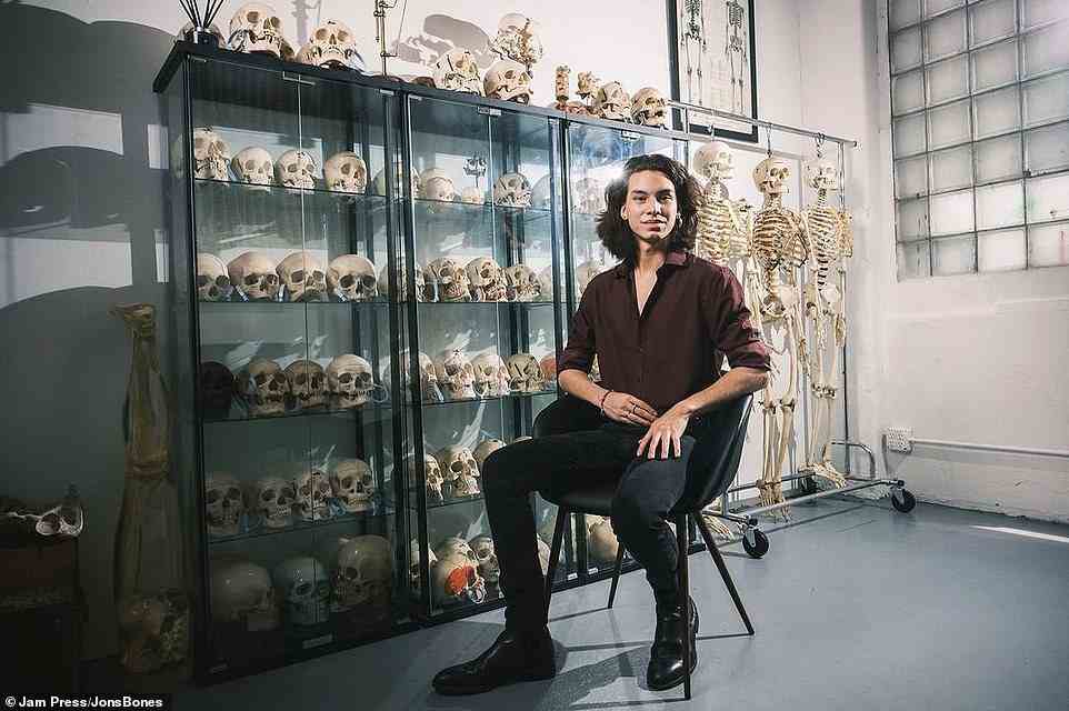 Jon Pichaya Ferry stellt seine große Sammlung menschlicher Knochen in seinem neuen Museum in Brooklyn aus, in der Hoffnung, die Öffentlichkeit über den Knochenhandelsmarkt aufzuklären