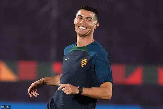 Cristiano Ronaldo wurde bei seinem ersten Auftritt seit der Vertragsauflösung bei Man United mit einem breiten Lächeln abgebildet