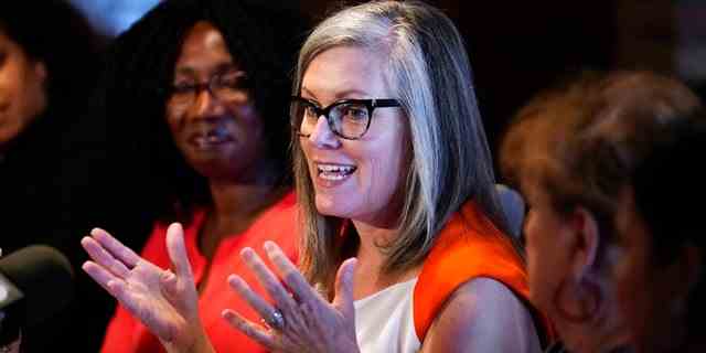 Die Außenministerin von Arizona, Katie Hobbs, spricht am Montag, den 19. September 2022, bei einer Rundtischveranstaltung in Phoenix.