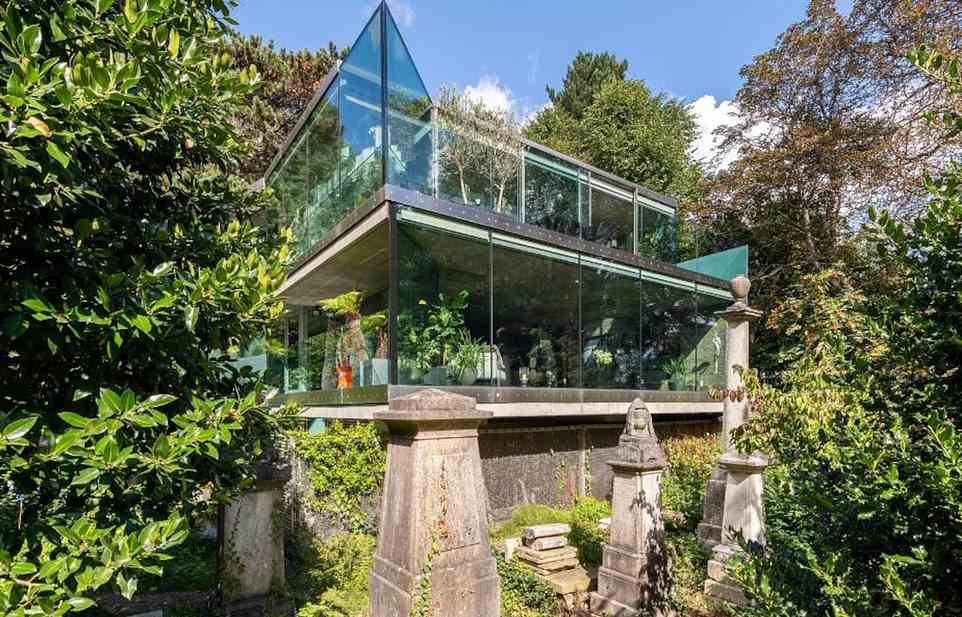 Die Villa mit vier Schlafzimmern im begehrten Vorort Highgate im Norden Londons verfügt über raumhohe Fenster