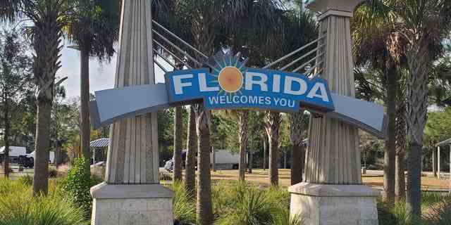 Reisende werden von einem Florida-Willkommensschild im I-75 Welcome Center-Komplex in Jennings, Florida, begrüßt.