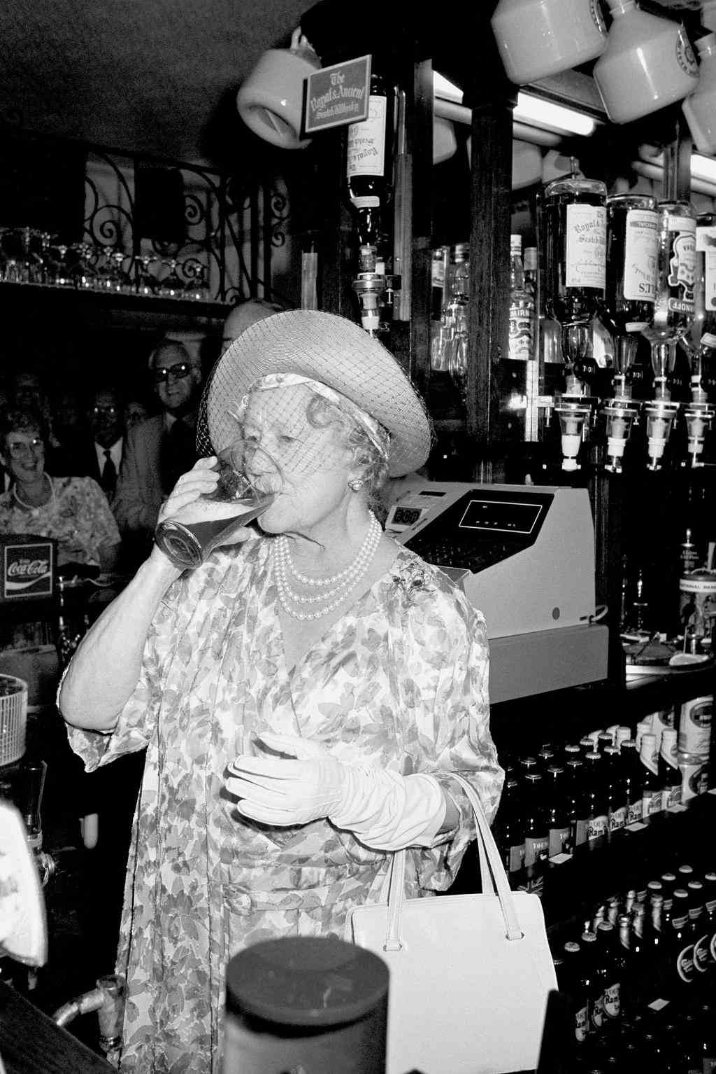 Königinmutter trinkt Pint