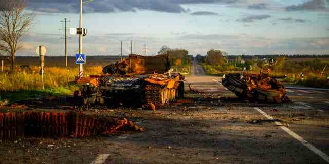 Überreste eines zerstörten russischen Panzers sind am Montag, den 3. Oktober 2022, entlang der Straße zwischen Izium und Charkiw, Ukraine, auf dem Boden verstreut.