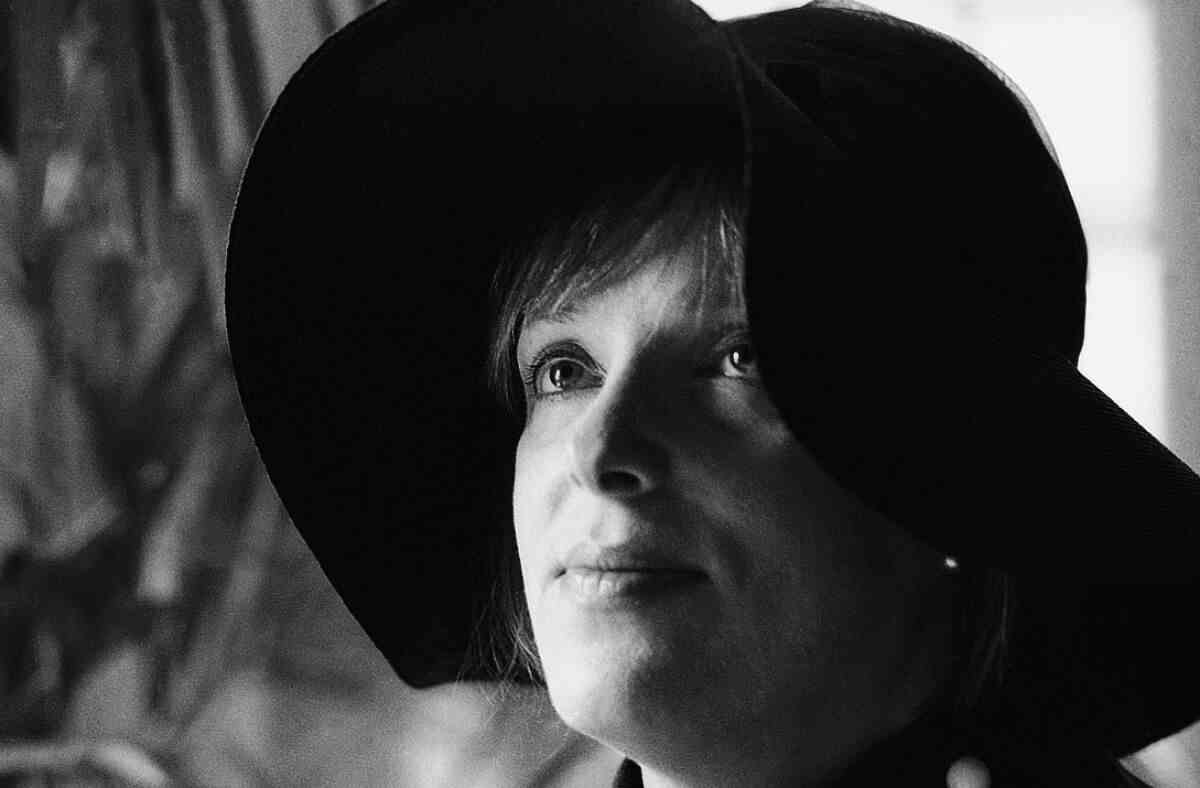 Ein Schwarz-Weiß-Foto einer Frau mit schwarzem Schlapphut.
