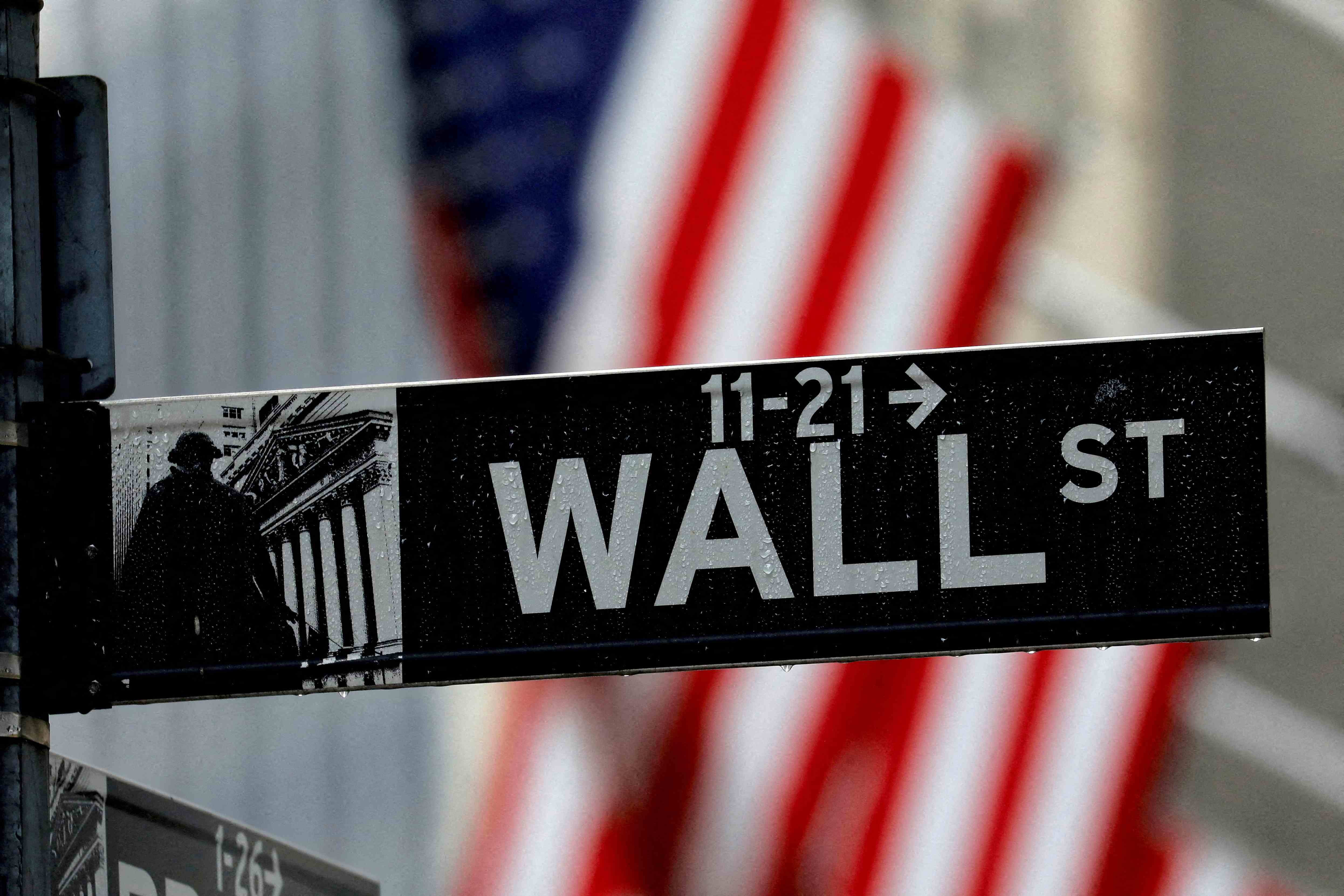 Regentropfen hängen an einem Schild für die Wall Street vor der New York Stock Exchange in New York