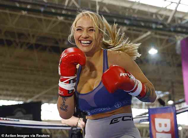 Die Boxweltmeisterin Ebanie Bridges (im Bild) hat Forderungen nach einem Verbot von Boxringkartenmädchen zugeschlagen, nachdem sie in ihren jüngeren Tagen in Australien selbst als solche gearbeitet hatte