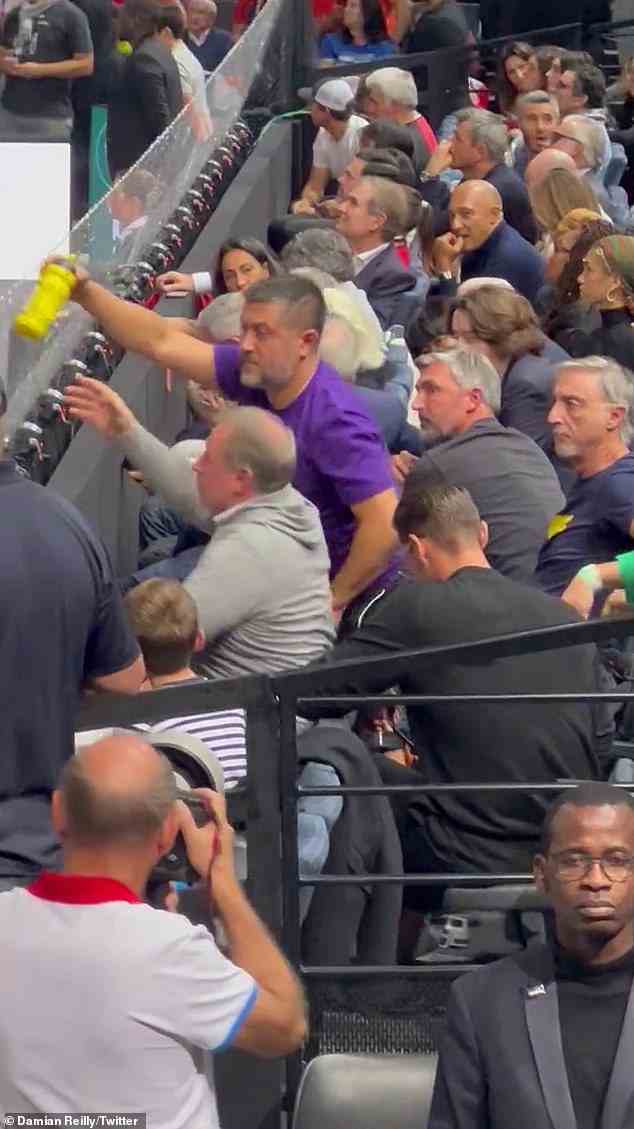 Novak Djokovic erlitt am Sonntagabend im Pariser Masters-Finale eine Schockniederlage gegen den dänischen Teenager Holger Rune, aber es gibt ein Video von seinem Physiotherapeuten, der während seines Halbfinalspiels einen Drink mixt (im Bild, der das Getränk einem Ballmädchen überreicht), das es wirklich hat Fans reden
