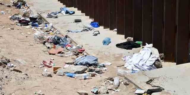 Kleidung, Schuhe und anderer Müll liegen am 16. Mai 2022 auf dem Boden neben der Grenzmauer zwischen den USA und Mexiko, die Algodones, Mexiko, von Yuma, Arizona, trennt. 
