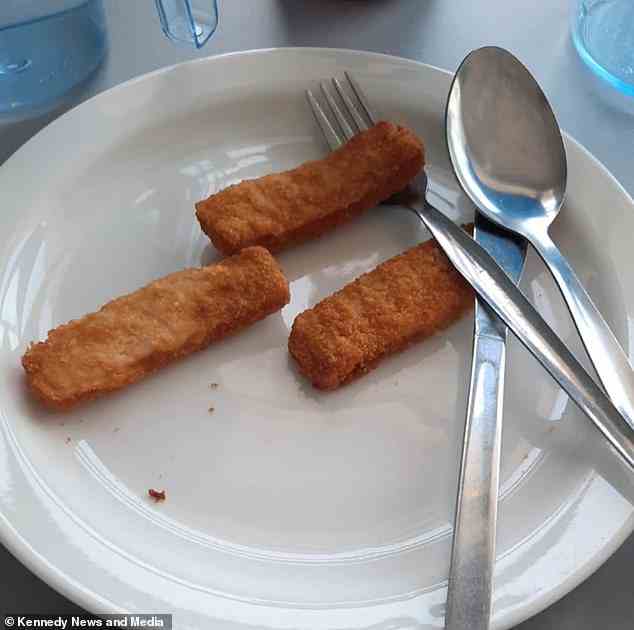 Der 32-Jährige, der einige Zeit auf der Intensivstation und einer Beatmungsstation verbracht hat, behauptet, er habe einmal einen Teller mit „drei Fischstäbchen“ zum Abendessen bekommen (Bild).
