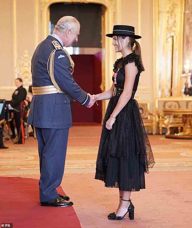 Geehrt: Emma Raducanu sagte, sie sei „äußerst dankbar“ für ihren MBE, nachdem dieser ihr am Dienstag bei einer besonderen Zeremonie vom König überreicht wurde