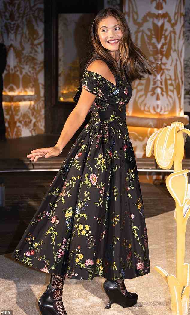 Emma Raducanu war mühelos elegant in einem schicken Blumenkleid, als sie heute die Dior-Weihnachtsinstallation bei Harrods in London besuchte