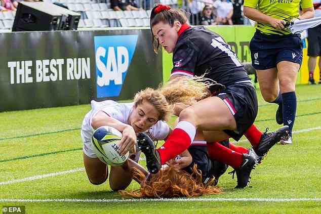 Abby Dow aus England erzielt einen Versuch während des Halbfinalspiels der Frauen-Rugby-Weltmeisterschaft zwischen Kanada und England im Eden Park in Auckland,