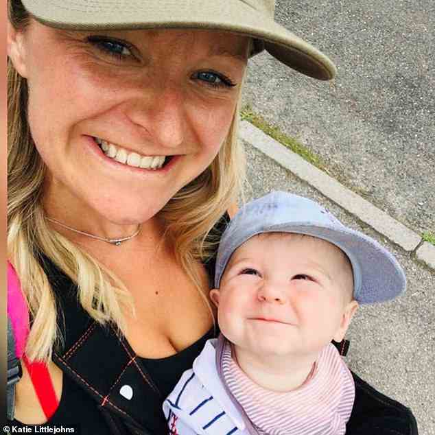 Katie Littlejohns (links), 36, aus Cornwall, startete eine Petition, in der sie die Regierung aufforderte, Gebärdensprachunterricht zu finanzieren, nachdem sie keine Gemeindemittel erhalten konnte, um ihrem gehörlosen zweijährigen Sohn Alvie (rechts) Gebärdensprache beizubringen.