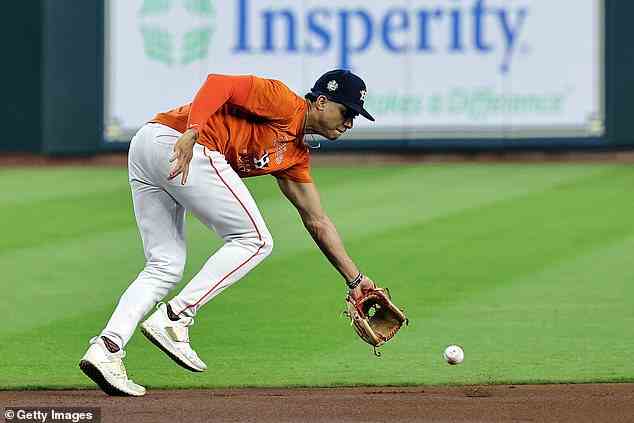 Jeremy Pena #3 von den Houston Astros trainiert vor dem zweiten Spiel der World Series 2022 mit dem Ball