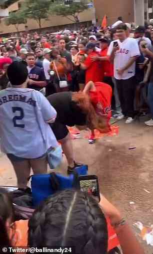 Bei der Titelparade der Houston Astros waren am Montag zwei Frauen in einen heftigen Straßenkampf verwickelt
