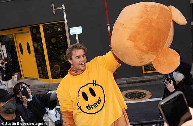 Seine Marke: Justin Bieber hat am Samstag Fotos von sich in einem flauschigen Teddybär-Maskottchen-Kostüm gepostet, um für sein Label Drew House zu werben