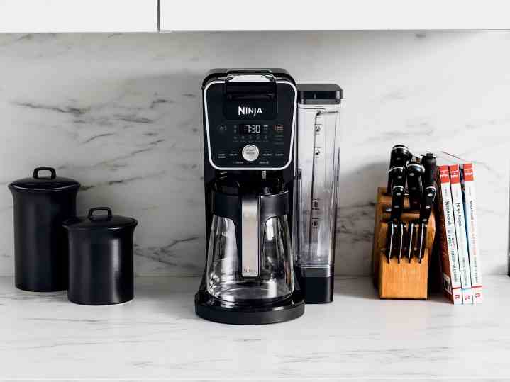 Ninja Dual Brew Kaffeemaschine auf einer hellen Küchenarbeitsplatte.