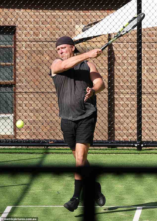 Karl Stefanovic zeigte am Montag während einer privaten Coaching-Sitzung in Sydney seine Tennisfähigkeiten