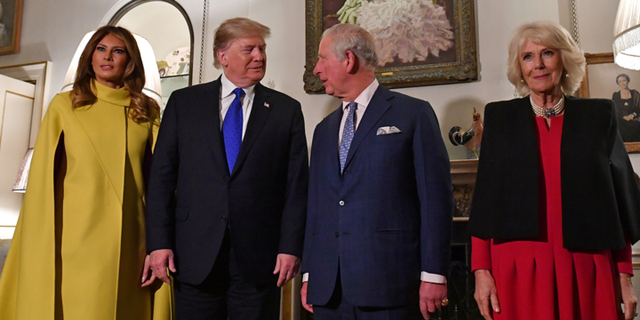 Präsident Donald Trump und First Lady Melania Trump treffen sich mit Prinz Charles und Camilla, Herzogin von Cornwall, vor dem NATO-Gipfel am 3. Dezember 2019 im Clarence House in London. (Nicholas Kamm/Pool via Reuters)