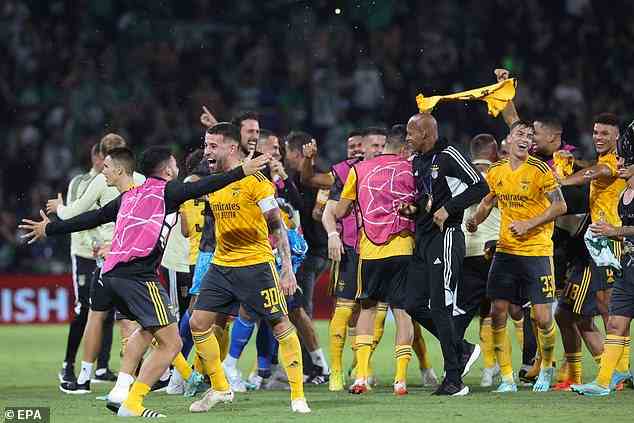Benfica-Spieler feiern nach einem beeindruckenden 6:1-Sieg bei Maccabi Haifa in der Champions League