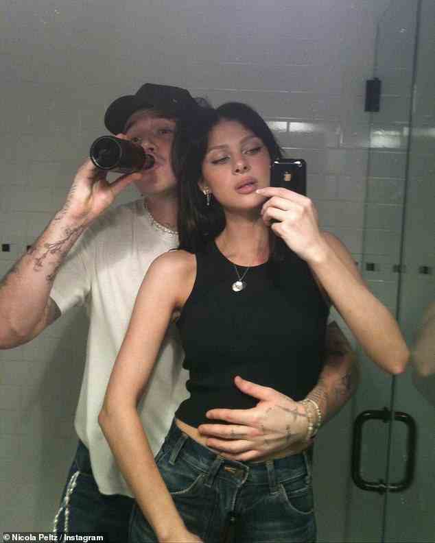 Verliebt: Nicola Peltz machte es sich mit ihrem Bier trinkenden Ehemann Brooklyn Beckham gemütlich, als die Erbin am Samstag einen körnigen Thanksgiving-Foto-Dump mit dem iPhone 3G von 2008 teilte