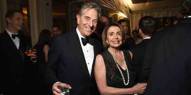 Paul Pelosi und Nancy Pelosi besuchen den Cocktailempfang von Bloomberg und Vanity Fair nach dem WHCA-Dinner 2015 in der Residenz des französischen Botschafters am 25. April 2015 in Washington, DC 