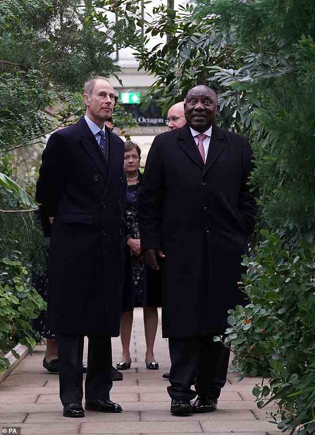 Präsident Cyril Ramaphosa und der Earl of Wessex stellten sich vor, wie sie heute Morgen bei Herrn Ramaphosas Staatsbesuch in Großbritannien aus Südafrika exotische Pflanzen in den Gewächshäusern von Kew Gardens betrachteten