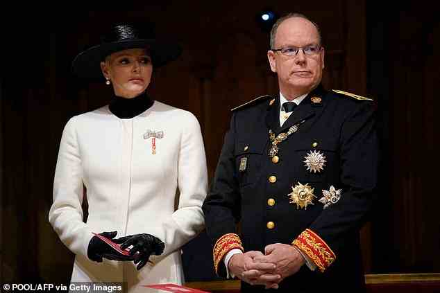 Prinzessin Charlene sah in einem schwarz-weißen Ensemble mühelos schick aus, als sie zu den Feierlichkeiten zum Nationalfeiertag von Monaco in der St.-Nikolaus-Kathedrale ankam