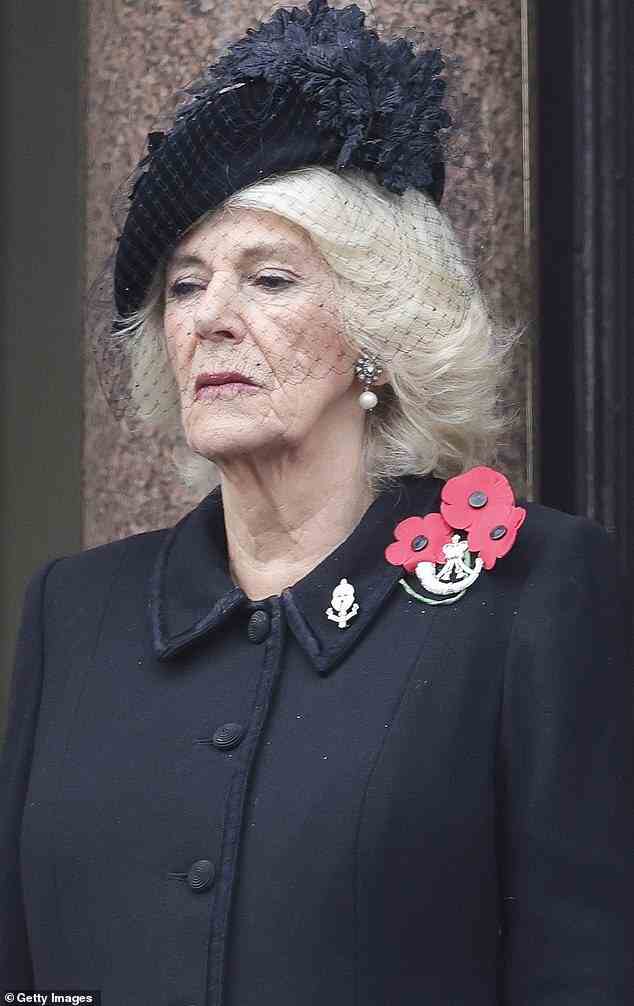 Die Queen Consort (abgebildet während des heutigen Remembrance Sunday Gottesdienstes in London) trug eine von den Rifles in Auftrag gegebene Brosche
