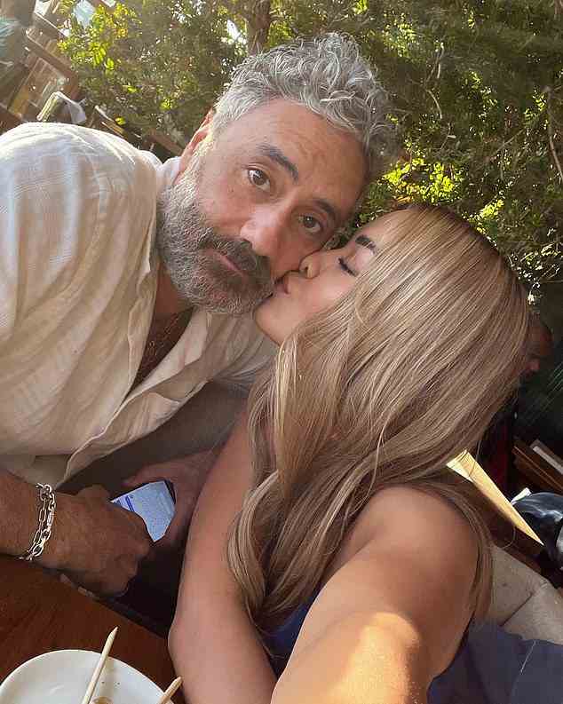 Eheglück: Rita Oras Ehemann Taika Waititi hat enthüllt, dass der Schauspieler Robert Pattinson den Heiratsvermittler gespielt hat, indem er sie zum ersten Mal vorgestellt hat