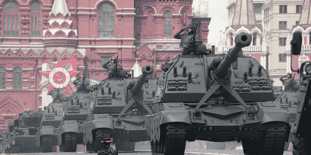 Russische selbstfahrende Artilleriefahrzeuge rollen während der Militärparade zum Tag des Sieges in Moskau, Russland, am 9. Mai.