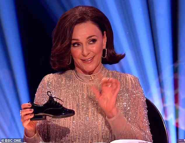 Winzige Tänzerin: Shirley Ballas erstaunte die Zuschauer von Strictly Come Dancing vor ein paar Wochen, als sie ein Miniaturpaar Schuhe hervorholte, um Will Mellor die richtige Beinarbeit zu demonstrieren