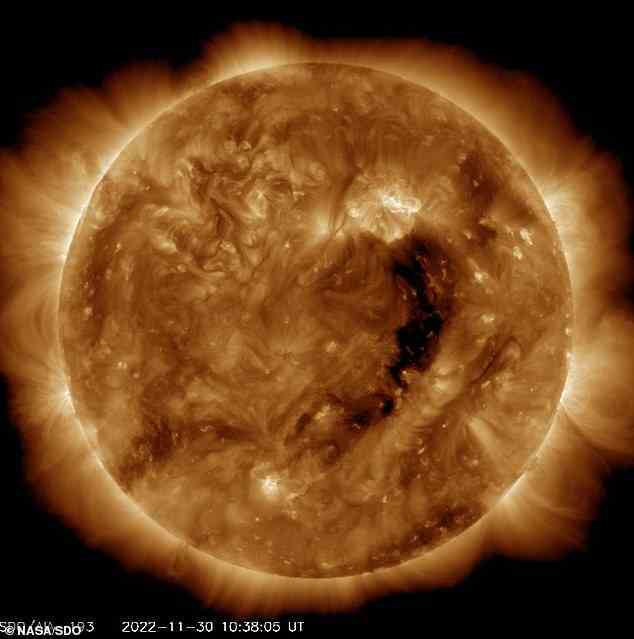 Koronale Löcher erscheinen als dunkle Flecken in UV-Bildern der Sonne.  Im Bild die Sonne heute mit dem Sonnenloch in Äquatornähe
