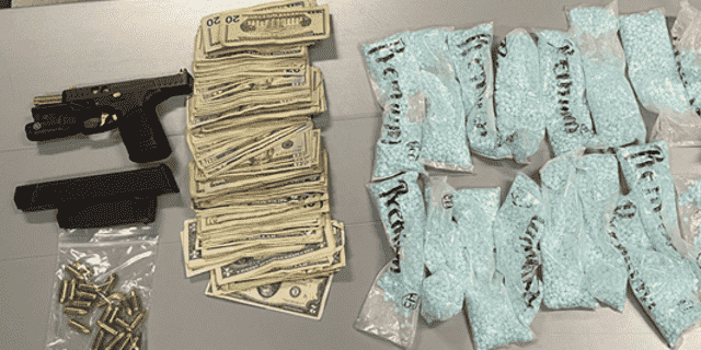 Die Polizei beschlagnahmte mehrere tausend Fentanyl-Pillen sowie Bargeld und eine Pistole. 