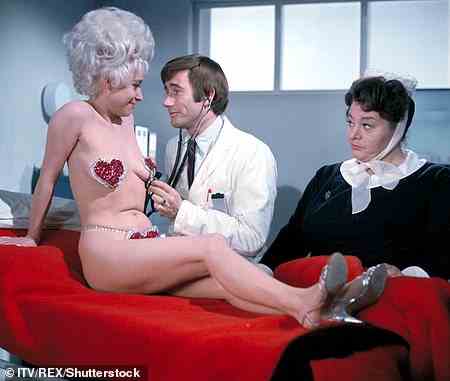 Der 4 Fuß 10 Zoll große Star Barbara Windsor wurde zuerst in ihrer Rolle als dralle Blondine in den Carry On-Filmen berühmt – abgebildet in Carry On Again Doctor – und wurde später ein bekannter Name als Peggy Mitchell, die Streitaxt-Vermieterin von Queen Vic in der BBC-Soap EastEnders