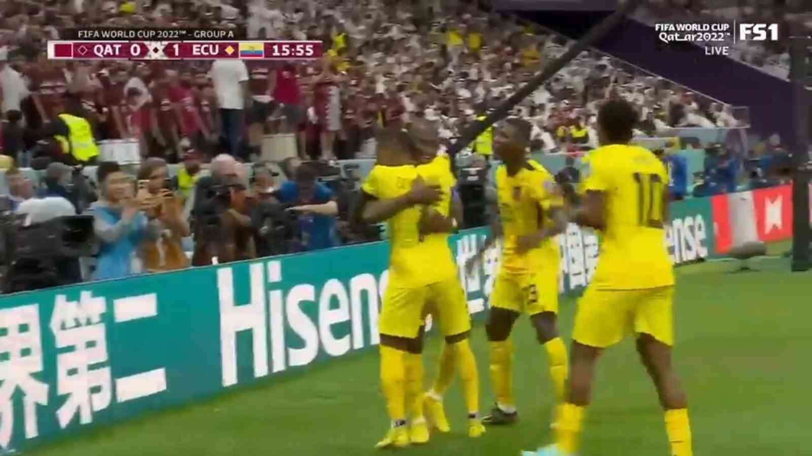 Ecuadors Enner Valencia zieht ein Foul im Strafraum und erzielt ein PK-Tor gegen Katar 