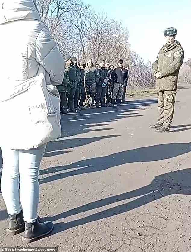 Verzweifelte russische Frauen haben Armeechefs von Belgorod in die besetzte Region Luhansk konfrontiert, um ihre Ehemänner zu finden