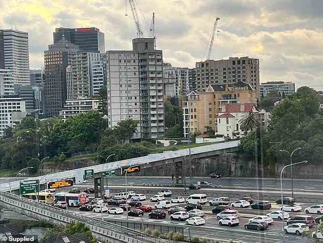 Tausende Autofahrer sind auf der Sydney Harbour Bridge gestrandet, da Straßenarbeiten zu massiven zweistündigen Verzögerungen geführt haben