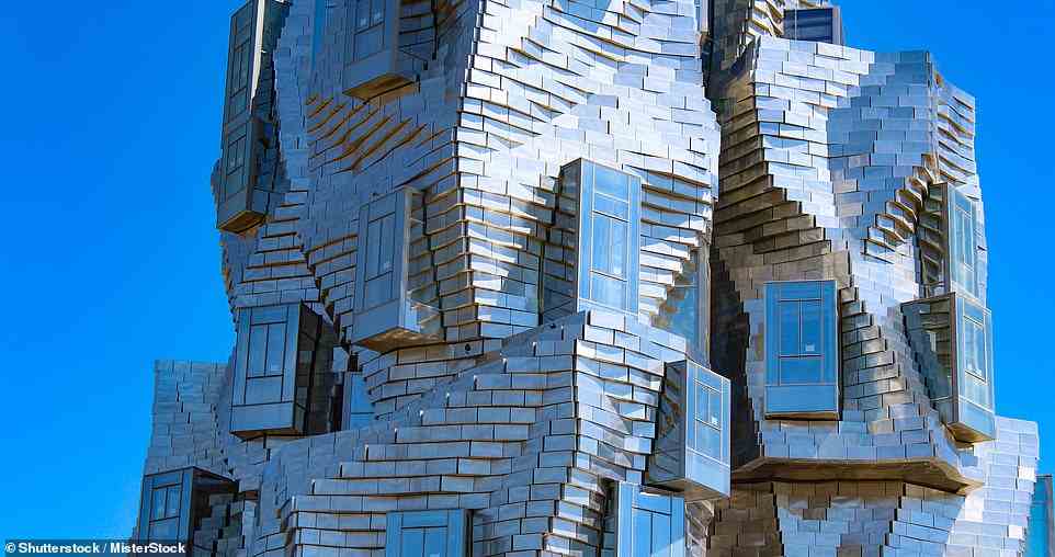 Luma ist ein zehnstöckiger Turm aus 11.000 verdrehten Edelstahlplatten, Glas und Beton